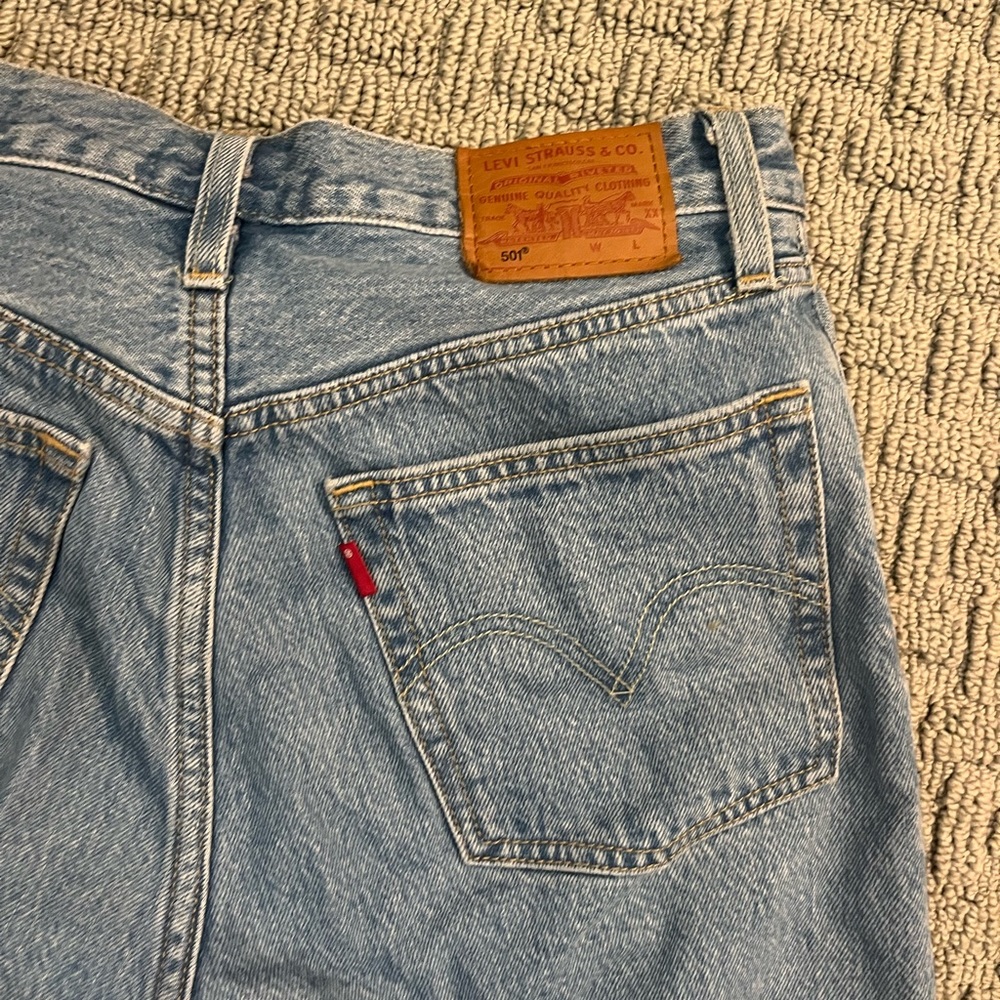 Womens Levi 501 light wash jeans! Size 25